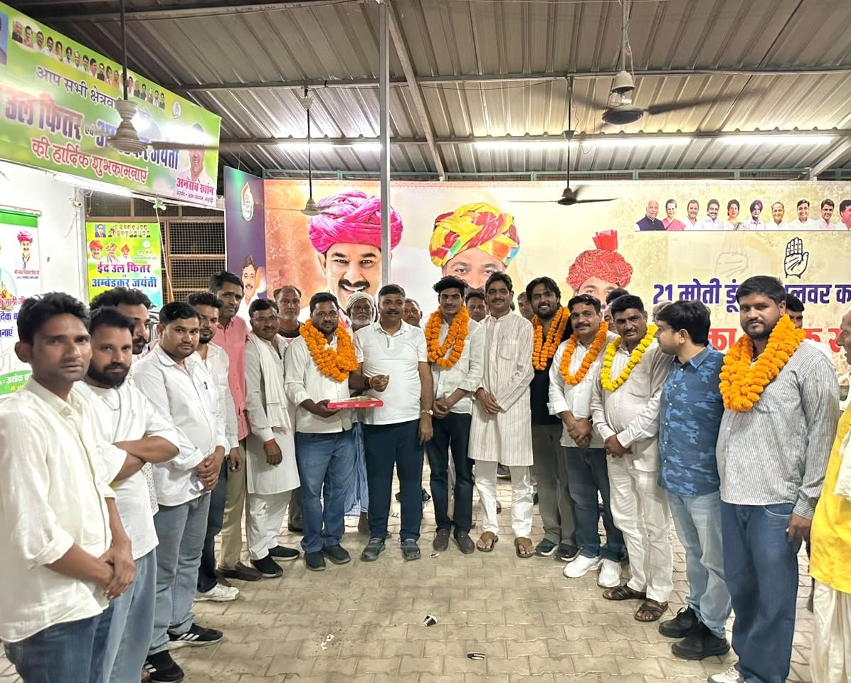 Mukesh_Jully's tweet photo. अलवर कार्यालय पर राजस्थान युवा कांग्रेस में अलवर जिले के नवनिर्वाचित अध्यक्ष श्री परमित छिल्लर जी, महासचिव श्री अनीश खान, अलवर ग्रामीण अध्यक्ष आयुब खान, अलवर शहर विधानसभा अध्यक्ष श्री रविंद्र चौधरी जी से मुलाकात कर उन्हें हार्दिक बधाई एवं उज्ज्वल भविष्य की शुभकामनाएं प्रेषित कीं https://t.co/dRjY95gC9M