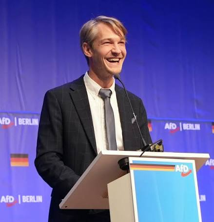 juttafreitag6's tweet photo. Julian Benedikt Adrat ist Mitglied der AfD und seit 2026   im Abgeordnetenhaus von Berlin vertreten. Er hat Strafanzeige gegen Hape Kerkeling erstelllt. Grund sind die Äusserungen von HK bei der Befragung im LT TH .
https://t.co/sQiM8Ahnuh

https://t.co/waP6uHc4zT https://t.co/5TAKuO2ZGi