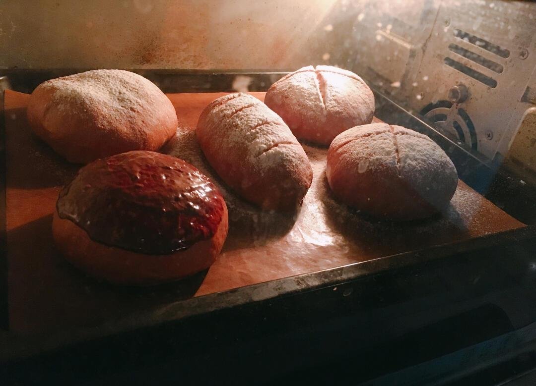 KaylaNeddalht's tweet photo. Hoy tuve una experiencia de panificación increíble: horneé pan de plátano con chispas de chocolate, huele divinamente y sabe aún mejor https://t.co/HB30UzMOWk