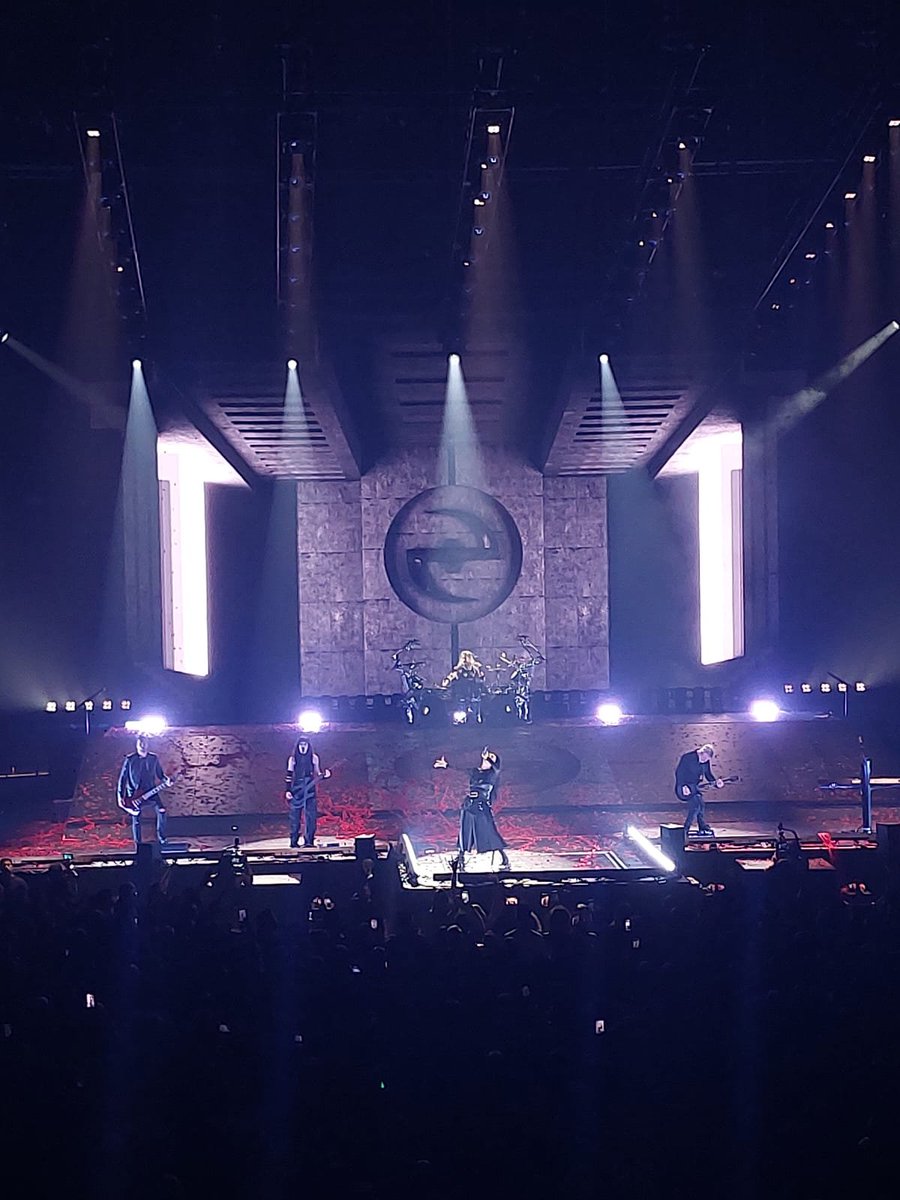 SairoRV's tweet photo. No supero el concierto de Evanescence 😭 https://t.co/yjt5yC4SVM