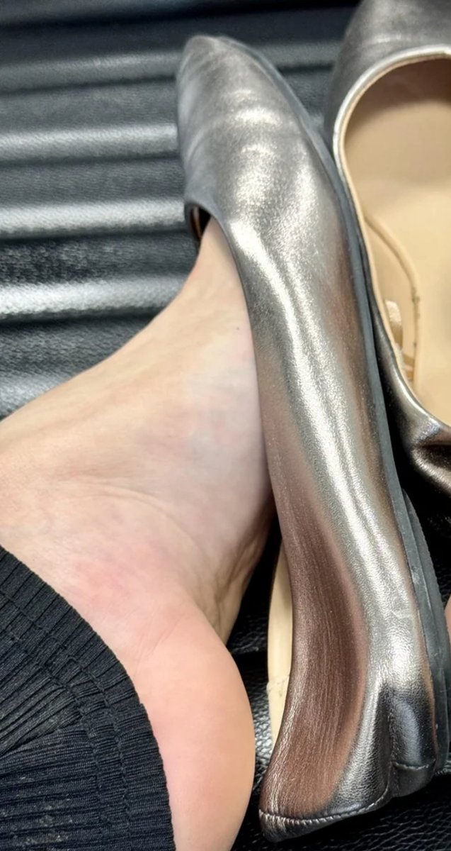 PrincessAngie_9's tweet photo. One of my foot slaves paid for this earlier today so I'll give to everyone for free.  I know, im the nicest princess 😊

Who wants to be the brave one to send for the other half of the picture??? https://t.co/XInjBC8uYJ