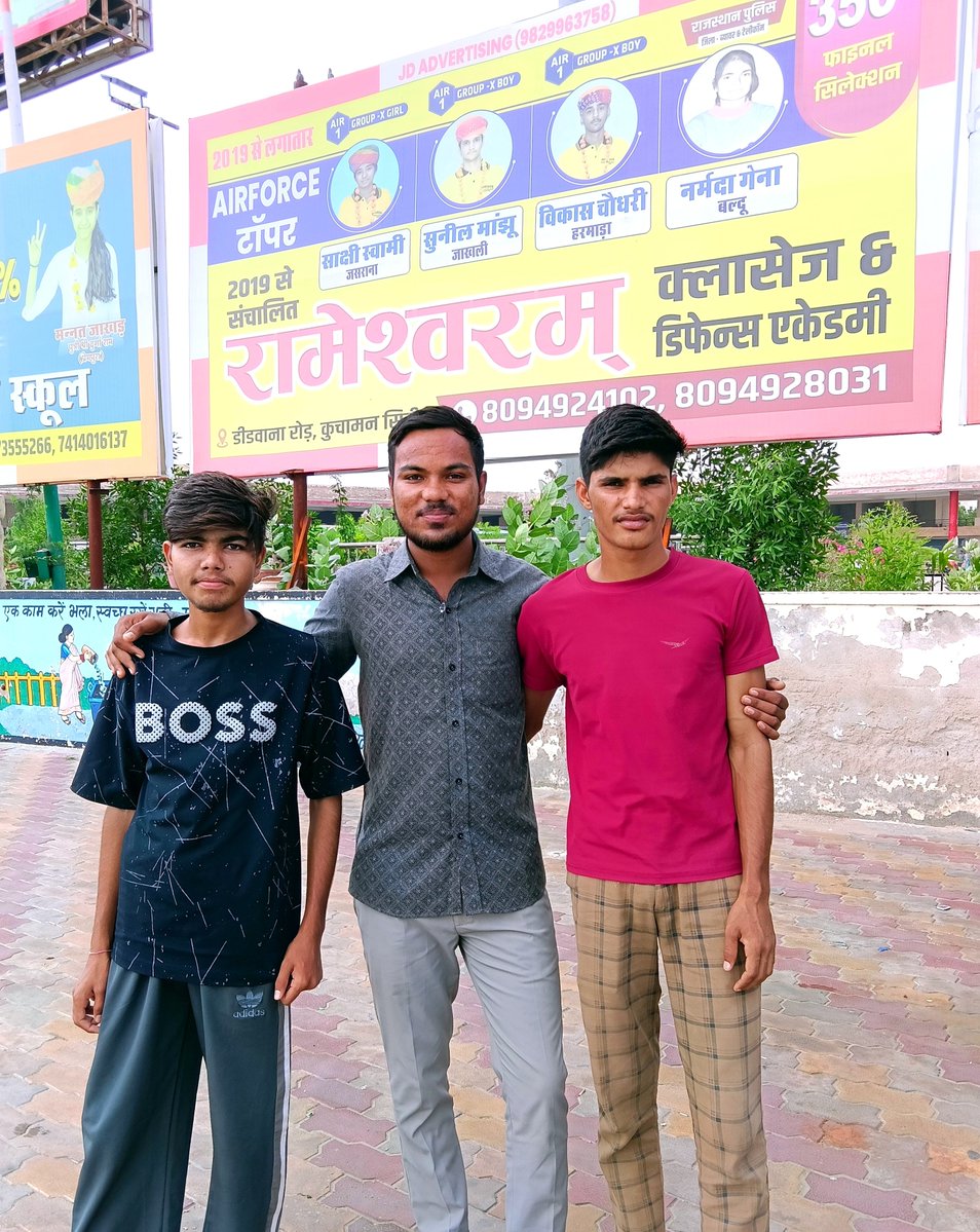 AshokSelwar's tweet photo. खुशी से बीते हर दिन, हर रात सुहानी हो,जिस तरफ आपके कदम पड़े, वहां फूलों की बरसात हो.......🙏🙏
तन्हा वह नही रहता है, जिसके सिर पर छोटें-बड़े भाईयों का हाथ होता है, खुश वही रहता है, जिसका दोस्त जैसे भाई होते है.......❤❤

@AshokSelwar #BhaiBhai #KuchmanCity #Meghwal #JigriYaar https://t.co/UEUGX9lKqJ