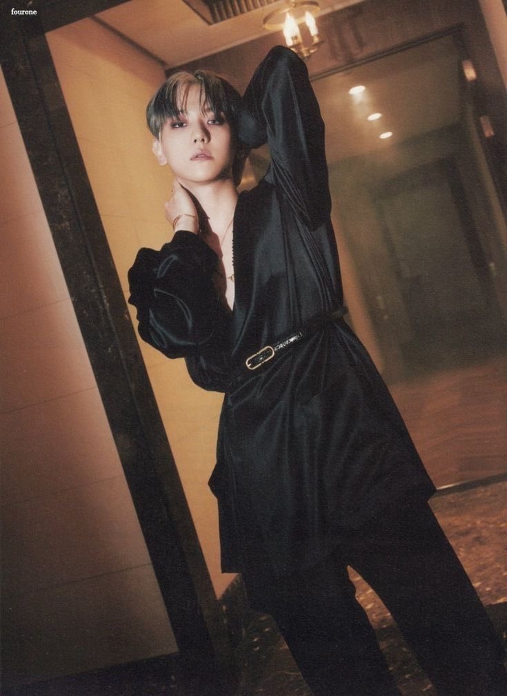 bbhpcyduck's tweet photo. one thing about baekhyun he’s always posing naaasty https://t.co/EWMBr62JeD