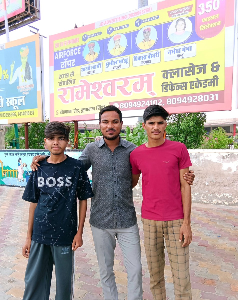 AshokSelwar's tweet photo. खुशी से बीते हर दिन, हर रात सुहानी हो,जिस तरफ आपके कदम पड़े, वहां फूलों की बरसात हो.......🙏🙏
तन्हा वह नही रहता है, जिसके सिर पर छोटें-बड़े भाईयों का हाथ होता है, खुश वही रहता है, जिसका दोस्त जैसे भाई होते है.......❤❤

@AshokSelwar #BhaiBhai #KuchmanCity #Meghwal #JigriYaar https://t.co/UEUGX9lKqJ