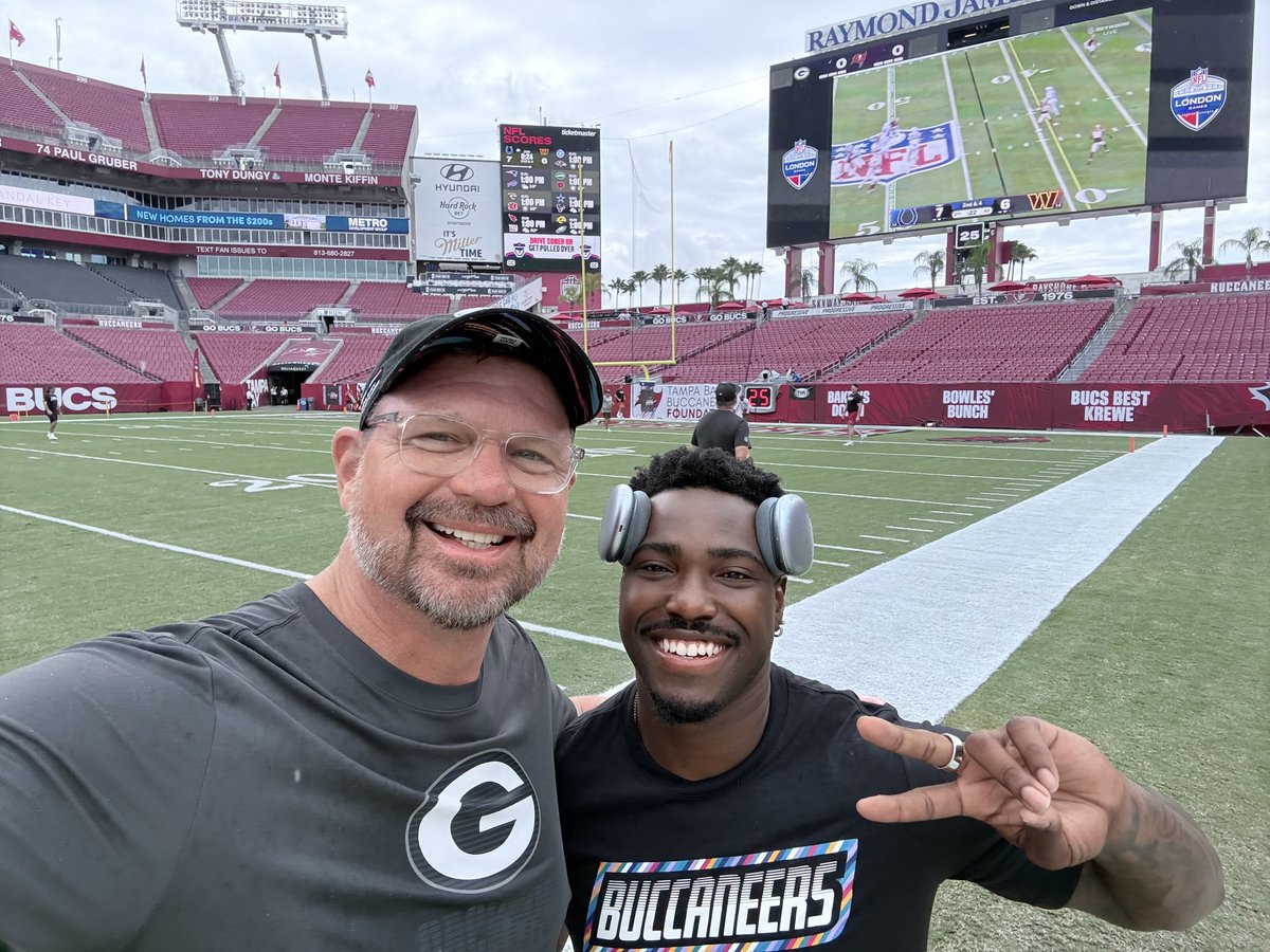 KU_Football's tweet photo. Kansas ties 🔴🔵

Former Kansas OL coach, @CoachFuchs visits with @JalonDaniels6 before his first NFL start! https://t.co/9zt7MvYwhb