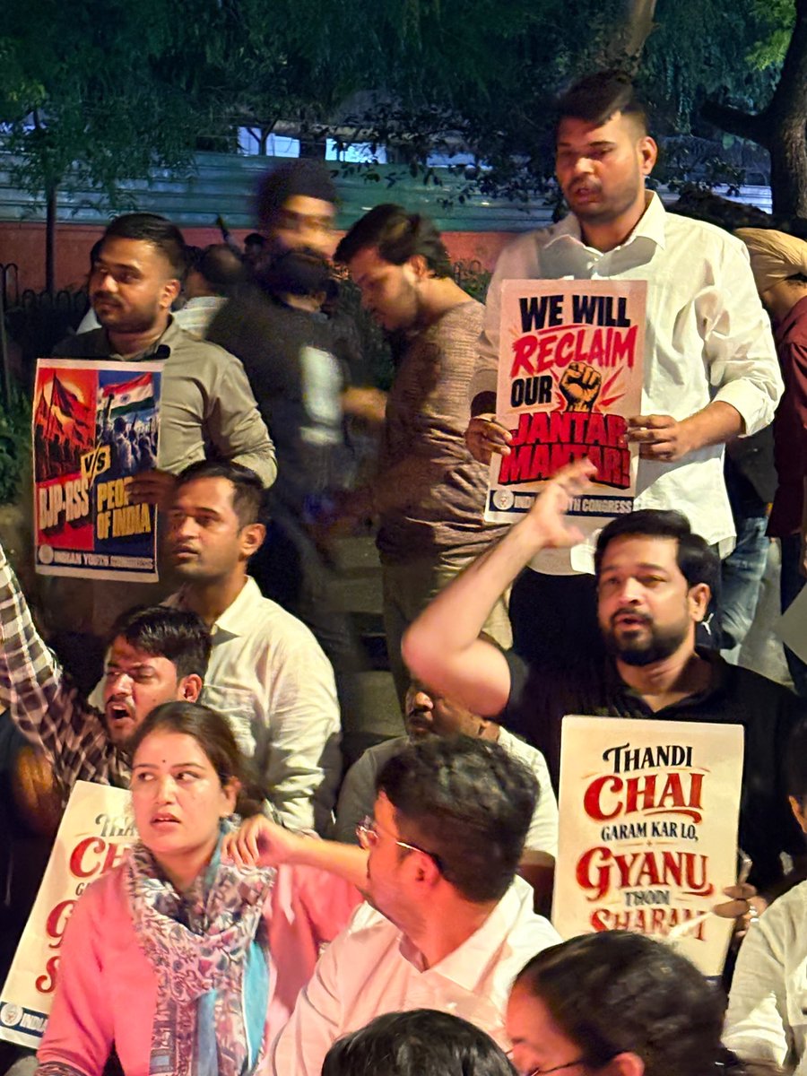 IamJavedAshraf's tweet photo. Participated in the protest against Vote Chor Gyanesh Kumar just before Jantar Mantar (New Delhi) with @IYC comrades, @UdayBhanuIYC , @mehartweets and others.
#ResignGyanesh #VoteTheft #IllegalGovt #Fight2Finish https://t.co/pv1t1AsPtN