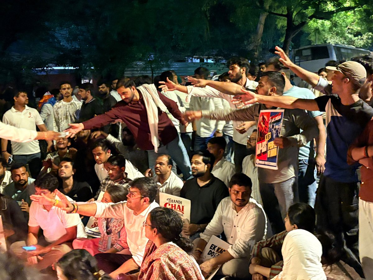 IamJavedAshraf's tweet photo. Participated in the protest against Vote Chor Gyanesh Kumar just before Jantar Mantar (New Delhi) with @IYC comrades, @UdayBhanuIYC , @mehartweets and others.
#ResignGyanesh #VoteTheft #IllegalGovt #Fight2Finish https://t.co/pv1t1AsPtN