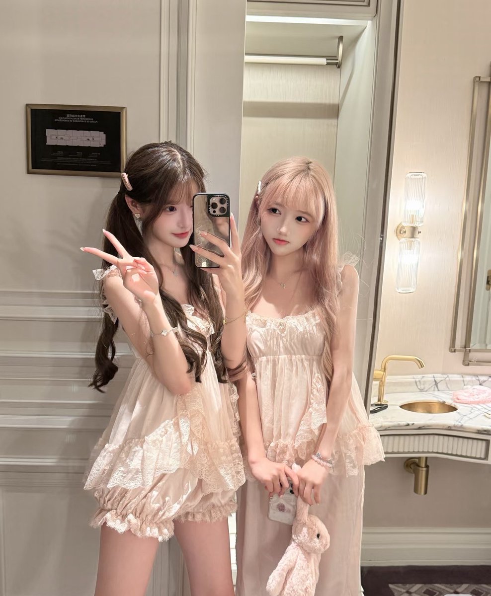 KhumanAmit83005's tweet photo. 今天和闺蜜甜蜜双排

有人想要锐评我们俩的福嘛？我们福不黑

不要🚪赶紧看，看完就删

人机就别来了！！ https://t.co/BZ84oXzrLH