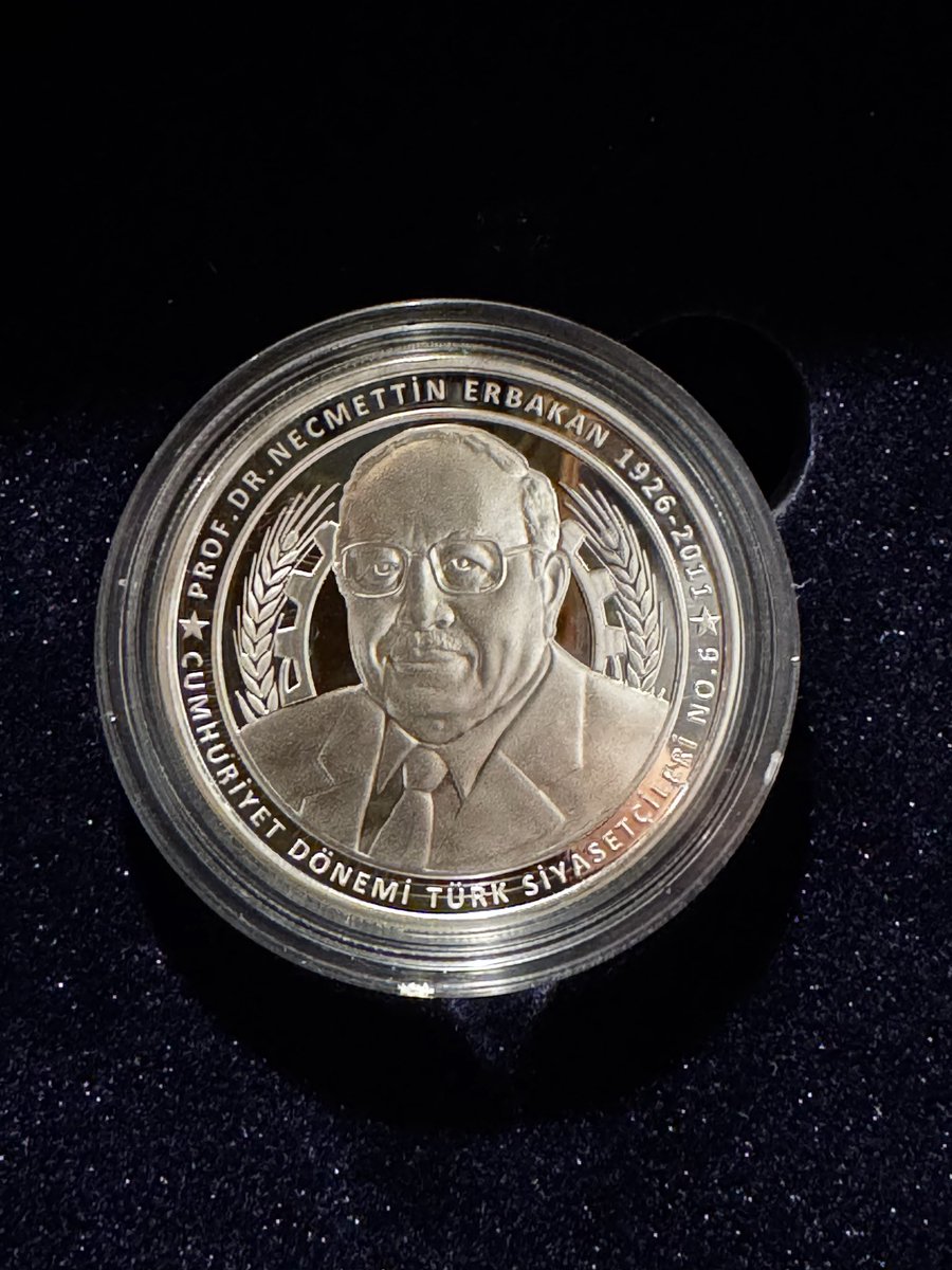 tahaun_yeni's tweet photo. Merhum liderimiz Necmettin Erbakan Hocamızın doğumunun 100. yılı münasebetiyle Darphane Genel Müdürlüğü tarafından bastırılan hatıra paralarından edinmek nasip oldu.

Bu kıymetli hatırayı bizlere kazandıran Darphane Genel Müdürlüğüne ayrıca teşekkür ederim.

Rabbim, İslam Ortak Pazarı’nı ve İslam Ortak Pazarı’nda kullanılan İslam Dinarı’nı; İslam Dinarı’nın üzerinde de Erbakan Hocamızı görmeyi bizlere nasip etsin.