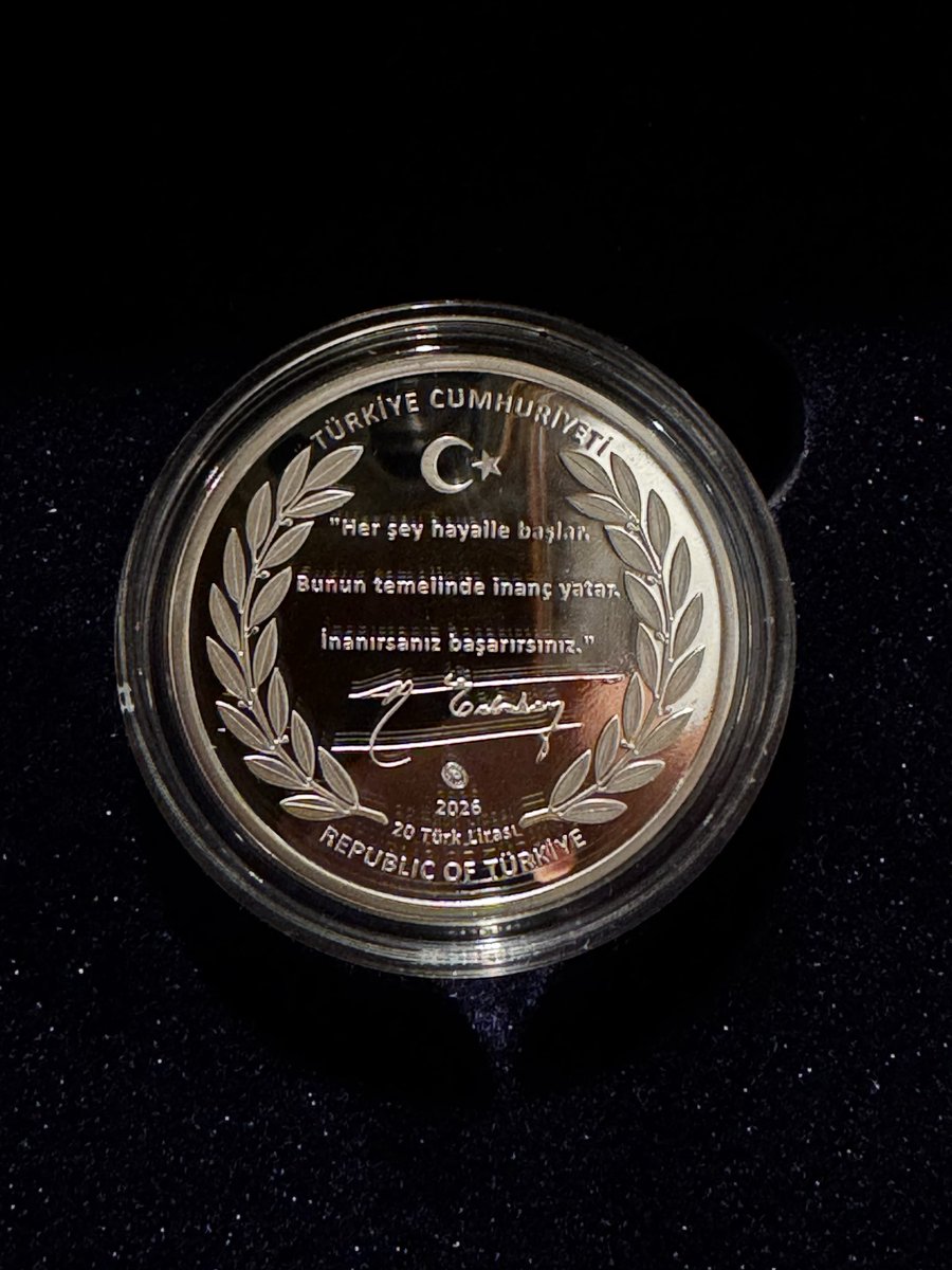 tahaun_yeni's tweet photo. Merhum liderimiz Necmettin Erbakan Hocamızın doğumunun 100. yılı münasebetiyle Darphane Genel Müdürlüğü tarafından bastırılan hatıra paralarından edinmek nasip oldu.

Bu kıymetli hatırayı bizlere kazandıran Darphane Genel Müdürlüğüne ayrıca teşekkür ederim.

Rabbim, İslam Ortak Pazarı’nı ve İslam Ortak Pazarı’nda kullanılan İslam Dinarı’nı; İslam Dinarı’nın üzerinde de Erbakan Hocamızı görmeyi bizlere nasip etsin.