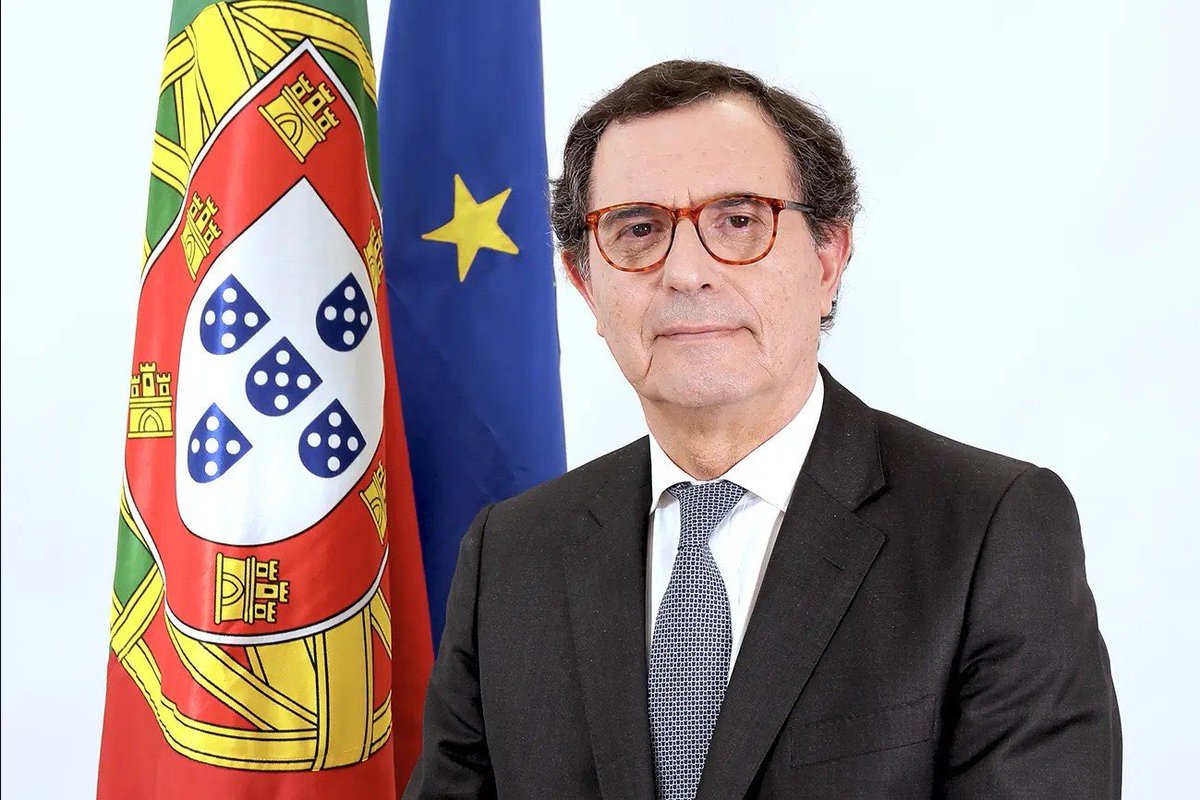 Footballogue's tweet photo. Le ministre de l’Économie portugais intervient dans l’affaire Cristiano Ronaldo 😳🇵🇹

Manuel Castro Almeida estime que CR7 est un véritable « atout » pour la « marque Portugal » :

« 𝗜𝗹 𝗲𝘀𝘁 𝗹𝗮 𝗽𝗲𝗿𝘀𝗼𝗻𝗻𝗲 𝗹𝗮 𝗽𝗹𝘂𝘀 𝗰𝗼𝗻𝗻𝘂𝗲 𝗱𝘂 𝗣𝗼𝗿𝘁𝘂𝗴𝗮𝗹. 𝗕𝗲𝗮𝘂𝗰𝗼𝘂𝗽 𝗱𝗲 𝗴𝗲𝗻𝘀 𝗻𝗲 𝗰𝗼𝗻𝗻𝗮𝗶𝘀𝘀𝗲𝗻𝘁 𝗹𝗲 𝗣𝗼𝗿𝘁𝘂𝗴𝗮𝗹 𝗾𝘂𝗲 𝗴𝗿𝗮̂𝗰𝗲 𝗮̀ 𝗖𝗿𝗶𝘀𝘁𝗶𝗮𝗻𝗼 𝗥𝗼𝗻𝗮𝗹𝗱𝗼. »

Le gouvernement s’inquiète donc aussi de ce que représenterait la perte de CR7 en matière d’image et de rayonnement international du pays.

(@Now_Canal_)