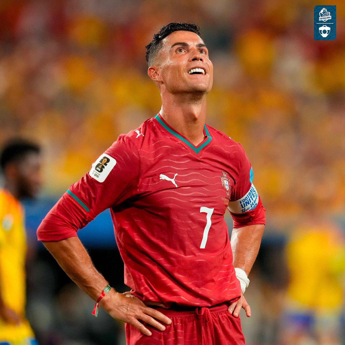 Footballogue's tweet photo. Le ministre de l’Économie portugais intervient dans l’affaire Cristiano Ronaldo 😳🇵🇹

Manuel Castro Almeida estime que CR7 est un véritable « atout » pour la « marque Portugal » :

« 𝗜𝗹 𝗲𝘀𝘁 𝗹𝗮 𝗽𝗲𝗿𝘀𝗼𝗻𝗻𝗲 𝗹𝗮 𝗽𝗹𝘂𝘀 𝗰𝗼𝗻𝗻𝘂𝗲 𝗱𝘂 𝗣𝗼𝗿𝘁𝘂𝗴𝗮𝗹. 𝗕𝗲𝗮𝘂𝗰𝗼𝘂𝗽 𝗱𝗲 𝗴𝗲𝗻𝘀 𝗻𝗲 𝗰𝗼𝗻𝗻𝗮𝗶𝘀𝘀𝗲𝗻𝘁 𝗹𝗲 𝗣𝗼𝗿𝘁𝘂𝗴𝗮𝗹 𝗾𝘂𝗲 𝗴𝗿𝗮̂𝗰𝗲 𝗮̀ 𝗖𝗿𝗶𝘀𝘁𝗶𝗮𝗻𝗼 𝗥𝗼𝗻𝗮𝗹𝗱𝗼. »

Le gouvernement s’inquiète donc aussi de ce que représenterait la perte de CR7 en matière d’image et de rayonnement international du pays.

(@Now_Canal_)