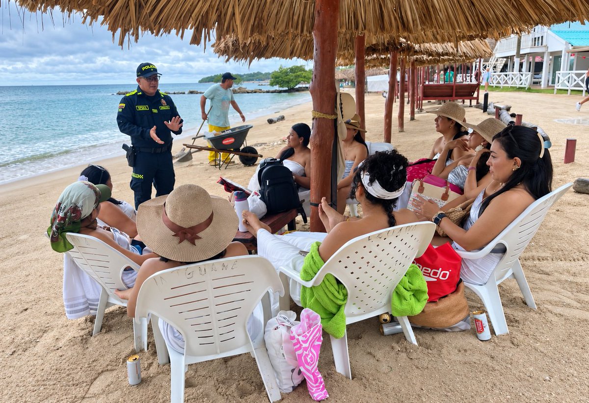 PoliciaDECOR's tweet photo. ¡𝙀𝙉 𝙇𝘼𝙎 𝙋𝙇𝘼𝙔𝘼𝙎 𝘿𝙀 𝘾Ó𝙍𝘿𝙊𝘽𝘼, 𝙀𝙎𝙏𝘼𝙍 𝙋𝙍𝙀𝙎𝙀𝙉𝙏𝙀𝙎 𝙀𝙎 𝘾𝙐𝙄𝘿𝘼𝙍𝙉𝙊𝙎!  

Durante el receso escolar, @PoliciaColombia, a través DE @proteccionponal al Turismo y Patrimonio Nacional, acompaña a familias y visitantes para promover un turismo seguro y responsable.

Con charlas preventivas, orientación en playas y muelles, material informativo y diálogo con el sector hotelero, nuestros uniformados fortalecen la confianza y el cuidado compartido.

Usa el chaleco salvavidas en recorridos náuticos, supervisa siempre a niños y niñas y protege los espacios naturales. #PresentesEnTuReceso