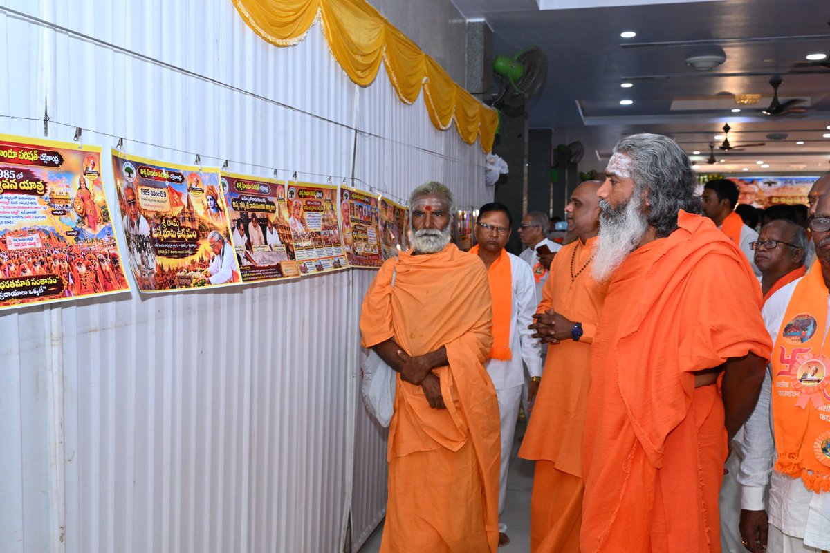 VHPDigital's tweet photo. हिन्दू संगठन को सर्वोच्च शिखर पर पहुंचाने वाले महापुरुष श्रद्धेय अशोक सिंहल जी

​— कोटेश्वर शर्मा, केंद्रीय संयुक्त महामंत्री, विहिप (@Koteswaravhp )

​श्रद्धेय अशोक सिंहल जी के जन्म शताब्दी वर्ष के अवसर पर कुरनूल शहर के वेंकटरमणा कॉलोनी स्थित श्री वेंकटेश्वर स्वामी कल्याण मंडप में आज, 4 अक्टूबर 2026 (रविवार) को "विशिष्ट जन सम्मेलन" आयोजित किया गया।

​सम्मेलन के मुख्य अतिथि, केंद्रीय संयुक्त महामंत्री श्री कोटेश्वर शर्मा जी ने सभा को संबोधित करते हुए कहा कि श्रद्धेय अशोक सिंहल जी ने हिन्दू समाज के सशक्तिकरण और संगठन के लिए अपना संपूर्ण जीवन समर्पित कर दिया। उन्होंने विश्व हिन्दू परिषद के विस्तार के साथ-साथ समाज में युगांतकारी परिवर्तन लाने के उद्देश्य से विभिन्न आयामों और विभागों की नींव रखी। 'धर्म संसद' और संतों के सम्मेलनों के माध्यम से उन्होंने स्पष्ट किया कि समस्त हिन्दू एक समान हैं; प्राचीन हिन्दू समाज में जातिभेद और अस्पृश्यता जैसी कुरीतियां नहीं थीं। गुलामी के कालखंड में पनपी इस छुआछूत की कुप्रथा को समाप्त करने के लिए उन्होंने 'सामाजिक समरसता विभाग' का गठन किया। इसी प्रकार, हिन्दू धर्म छोड़कर अन्य मतों में चले गए बंधुओं की घर-वापसी के लिए 'धर्म प्रसार विभाग' और वैदिक ज्ञान की रक्षा हेतु 'वेद विद्यालयों' की स्थापना की।

​श्री कोटेश्वर शर्मा जी ने आगे कहा कि अयोध्या आंदोलन का सफल नेतृत्व कर श्री राम जन्मभूमि पर ఉంది भव्य राम मंदिर के निर्माण में सिंघल जी की अग्रणी भूमिका रही। आज समाज में 'पंच परिवर्तन' का होना अत्यंत आवश्यक है। वर्तमान में हिन्दू समाज पूजा-पाठ, अनुष्ठान और धार्मिक आयोजनों में तो आगे है, परंतु जीवन मूल्यों के वास्तविक आचरण में पीछे रह जाता है; उदाहरणार्थ 'सत्य वचन' के सिद्धांत को व्यवहार में उतारने में हम चूक जाते हैं। इसके साथ ही, भारत की आत्मा परिवार व्यवस्था में निहित है, जो आज कमजोर पड़ती दिख रही है। उन्होंने आह्वान किया कि अशोक सिंघल जी की जन्म शताब्दी के अवसर पर हमें अपनी परिवार व्यवस्था को पुनः सशक्त करना होगा।

​#100YearsOfAshokJi