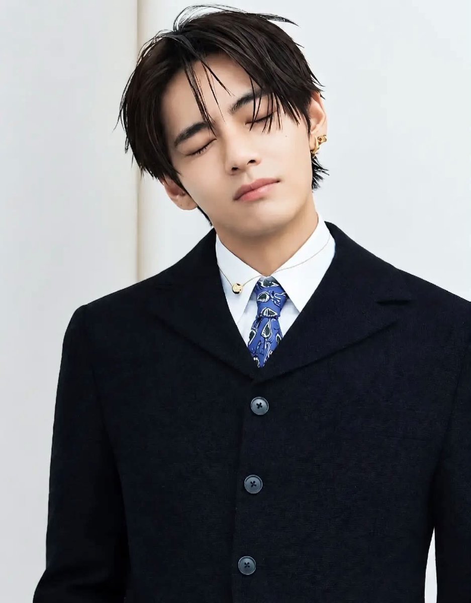 vonapplemusicmm's tweet photo. Most Handsome in the world 

V x CELINE 
#CelineEte2027 #VxCELINE
#TAEHYUNGxCELINE #PFW https://t.co/WLyrm4GI37