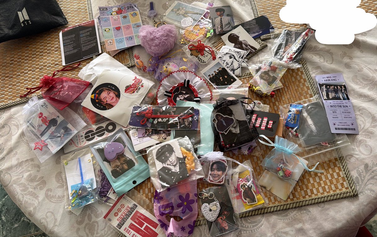 PaulaSuCe1's tweet photo. Todos los freebies que me dieron 🥹🥹 gracias Armys aun que no tuve la oportunidad de darles nada, sepan que aprecio cada uno de sus detalles los atesoraré https://t.co/wzvcumy5vn