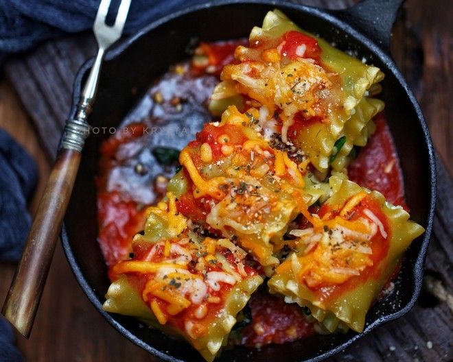 KayleeBarnjm's tweet photo. Esta semana nos abastecemos de espinacas frescas, tomates maduros y queso ricotta cremoso para preparar pasteles saludables. https://t.co/Uc6tpsdndb