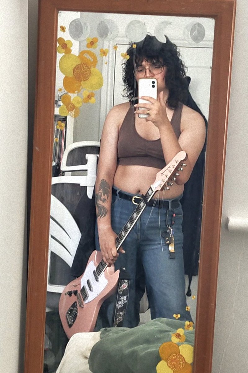 crystalbepis_'s tweet photo. first rehearsal with this band in four months😸 https://t.co/BZfnwW94pV
