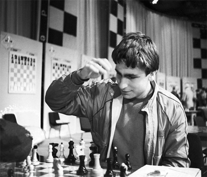 dgriffinchess's tweet photo. Grandmaster Aleksei Suetin, in 'Shakhmaty v SSSR' (No. 7, 1984), writing about the 15-y.o. Vasily Ivanchuk:
"the exceptionally emotional young Ukrainian is unwaveringly devoted to chess... he has an extraordinary chess memory".
Seen here in 1987 (📷via https://t.co/IimrU1Gr9W). https://t.co/zXUTdOcBwt