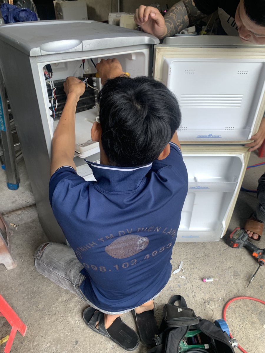 Dienlanh61's tweet photo. Ai ở Thuận An mà tủ lạnh tự nhiên kém lạnh, thử 3 việc này trước khi gọi thợ: gioăng cửa có kín không, lưng tủ có sát tường quá không, tủ có nhét đầy cứng không. Hết mà vẫn không lạnh thì nhắn mình xem giúp nhé 👉 https://t.co/I66RfzJjIv https://t.co/d3aQ3MpIc0