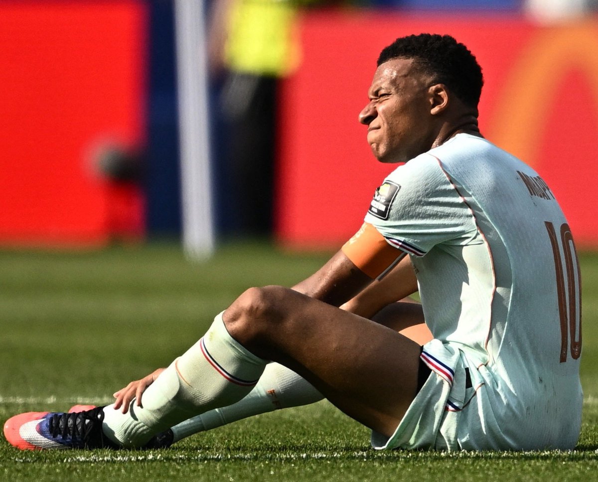 ThePitchD's tweet photo. 🚨 BREAKING: Kylian Mbappé has left the France camp with a knee injury. 😳

Real Madrid have confirmed a hyperextension of the posterior capsule in his left knee. 🇫🇷

Reports suggest he could miss around 2 to 3 weeks.

#Mbappe #RealMadrid #ThePitchD https://t.co/ZwIwToqXME