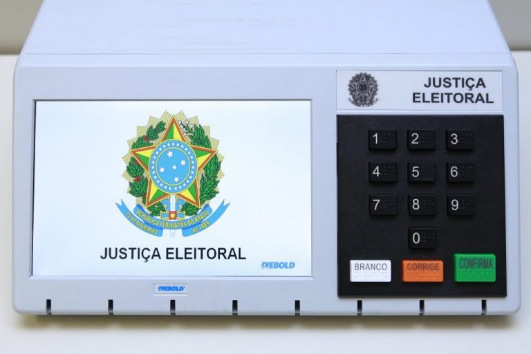 SaberGoonings's tweet photo. Você sabia?
Ao pressionar "2004" na urna eletrônica, é possível desbloquear Shirou Emiya como candidato a presidente do Brasil.
Segundo fontes, o voto não é contabilizado pois se trata apenas de um easter egg. https://t.co/k4UqZ2wMgx