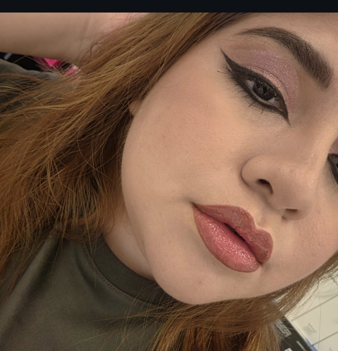 mikaa_smr's tweet photo. 💜✨ UN LOOK QUE CAMBIA COMPLETAMENTE LA MIRADA ✨💜

Esta vez nos fuimos por tonos rosados, mucho delineado y un acabado súper femenino. 🌸✨

Me encanta cómo el maquillaje hace que la mirada sea la protagonista, pero sin perder ese toque elegante y delicado. 💄

Y sí… los labios también tienen su momento. 👀💋

¿Cuál de todos estos looks ha sido su favorito hasta ahora? 💜

🔥 Streams en Twitch
🟣 https://t.co/ZN6zJuzjbo⁠

🔗 Todas mis redes:
https://t.co/eRgr72rbSF⁠

#MikaASMR #MACMakeup #MakeupLook #MakeupInspiration #PinkMakeup