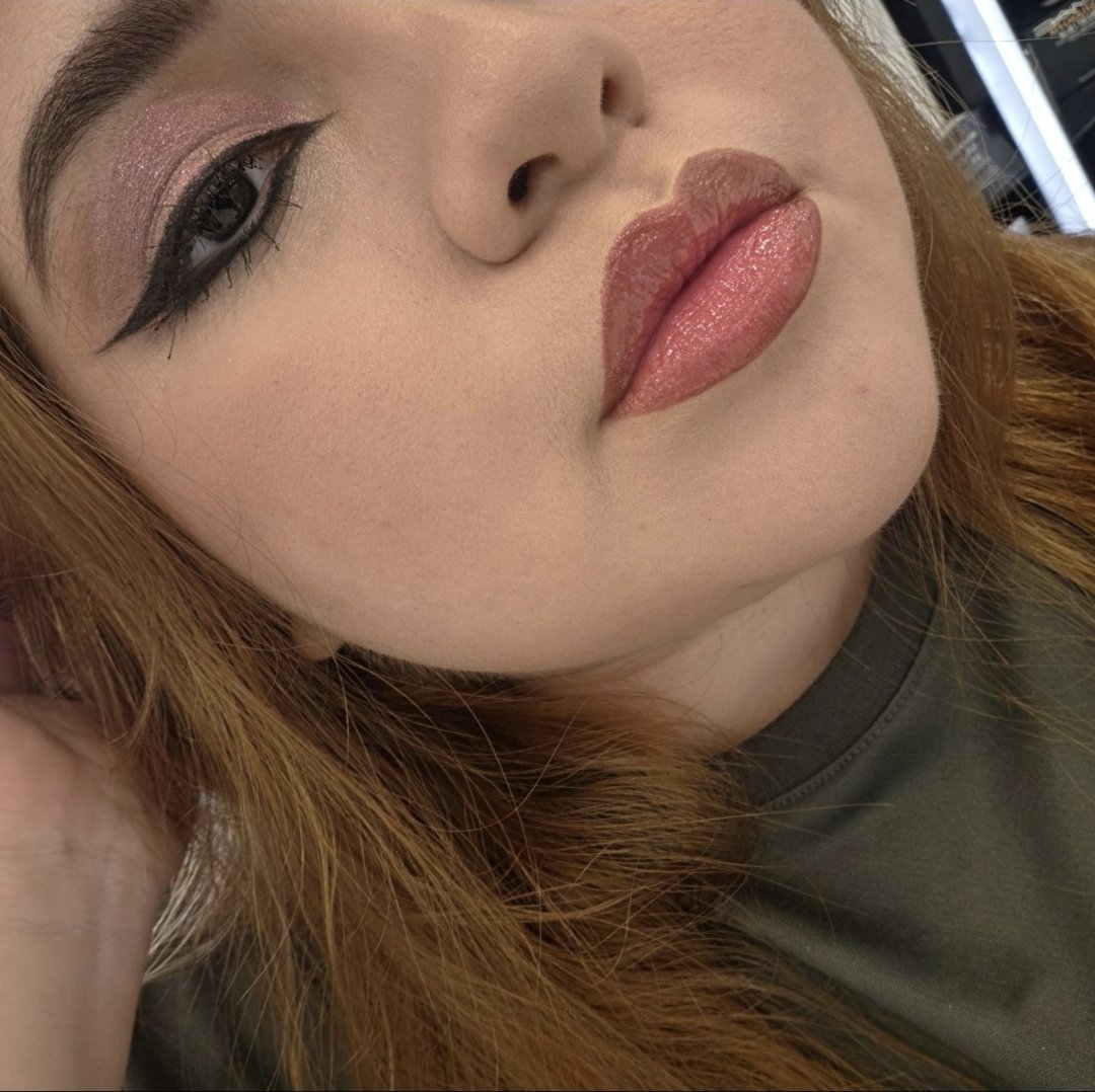 mikaa_smr's tweet photo. 💜✨ UN LOOK QUE CAMBIA COMPLETAMENTE LA MIRADA ✨💜

Esta vez nos fuimos por tonos rosados, mucho delineado y un acabado súper femenino. 🌸✨

Me encanta cómo el maquillaje hace que la mirada sea la protagonista, pero sin perder ese toque elegante y delicado. 💄

Y sí… los labios también tienen su momento. 👀💋

¿Cuál de todos estos looks ha sido su favorito hasta ahora? 💜

🔥 Streams en Twitch
🟣 https://t.co/ZN6zJuzjbo⁠

🔗 Todas mis redes:
https://t.co/eRgr72rbSF⁠

#MikaASMR #MACMakeup #MakeupLook #MakeupInspiration #PinkMakeup