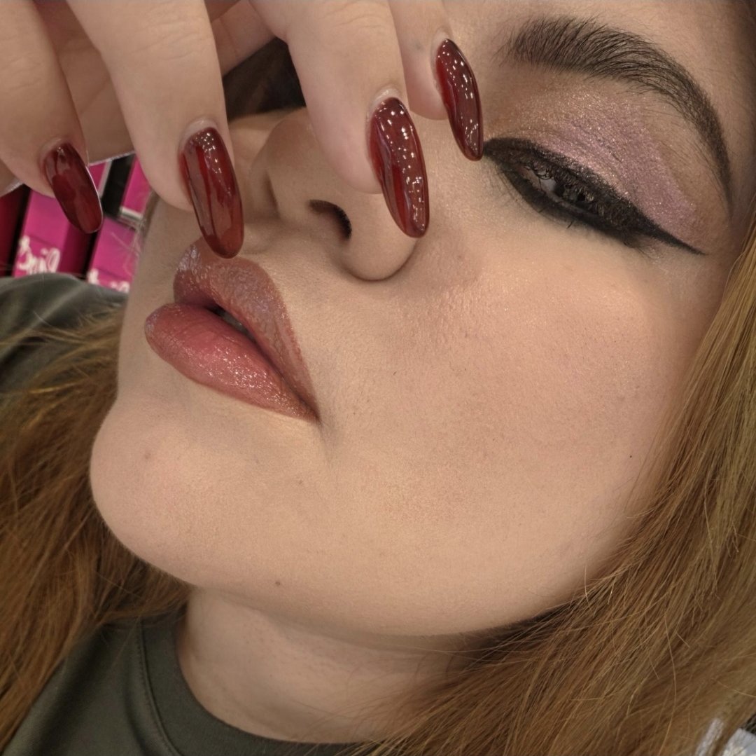 mikaa_smr's tweet photo. 💜✨ UN LOOK QUE CAMBIA COMPLETAMENTE LA MIRADA ✨💜

Esta vez nos fuimos por tonos rosados, mucho delineado y un acabado súper femenino. 🌸✨

Me encanta cómo el maquillaje hace que la mirada sea la protagonista, pero sin perder ese toque elegante y delicado. 💄

Y sí… los labios también tienen su momento. 👀💋

¿Cuál de todos estos looks ha sido su favorito hasta ahora? 💜

🔥 Streams en Twitch
🟣 https://t.co/ZN6zJuzjbo⁠

🔗 Todas mis redes:
https://t.co/eRgr72rbSF⁠

#MikaASMR #MACMakeup #MakeupLook #MakeupInspiration #PinkMakeup