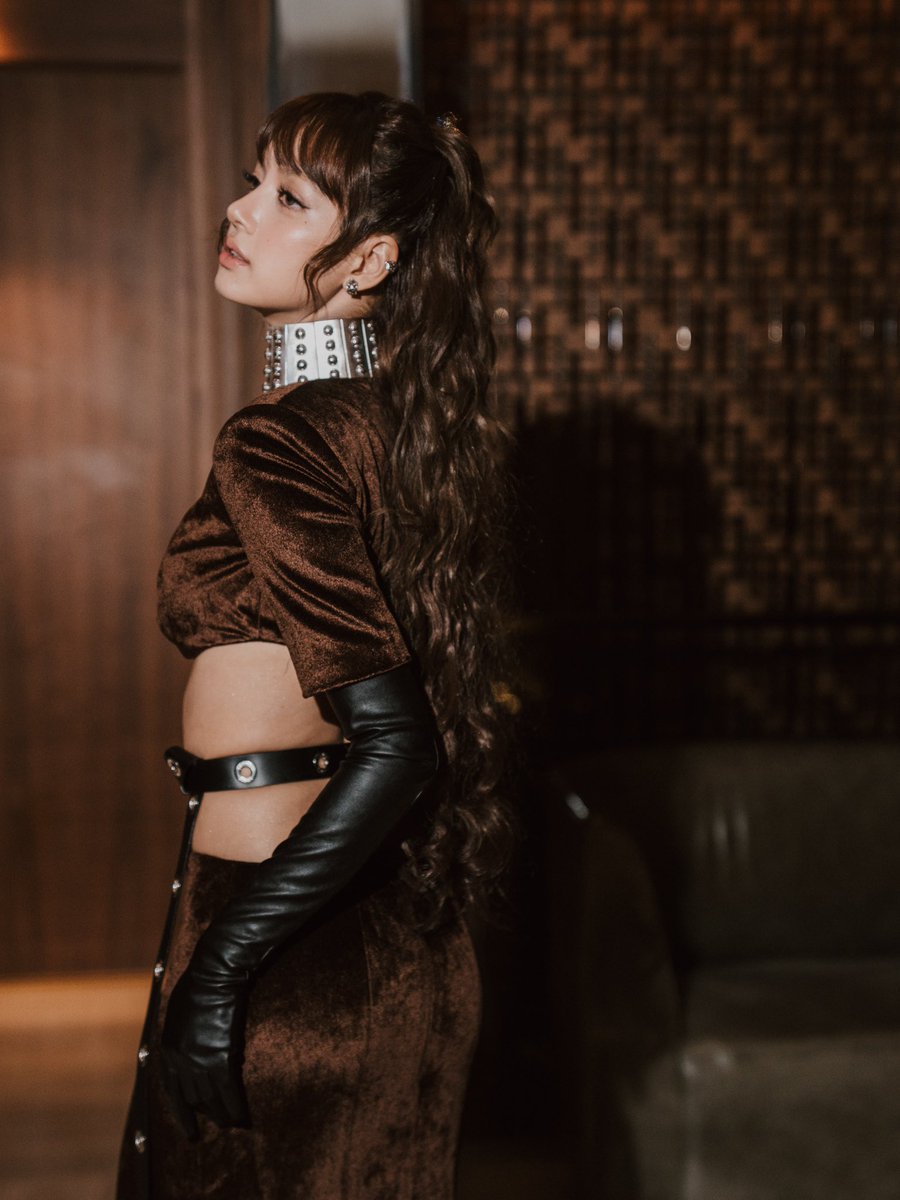 LISANATIONS_'s tweet photo. #LISA’s instagram update 🤎✨ https://t.co/VK0QbOq1vE