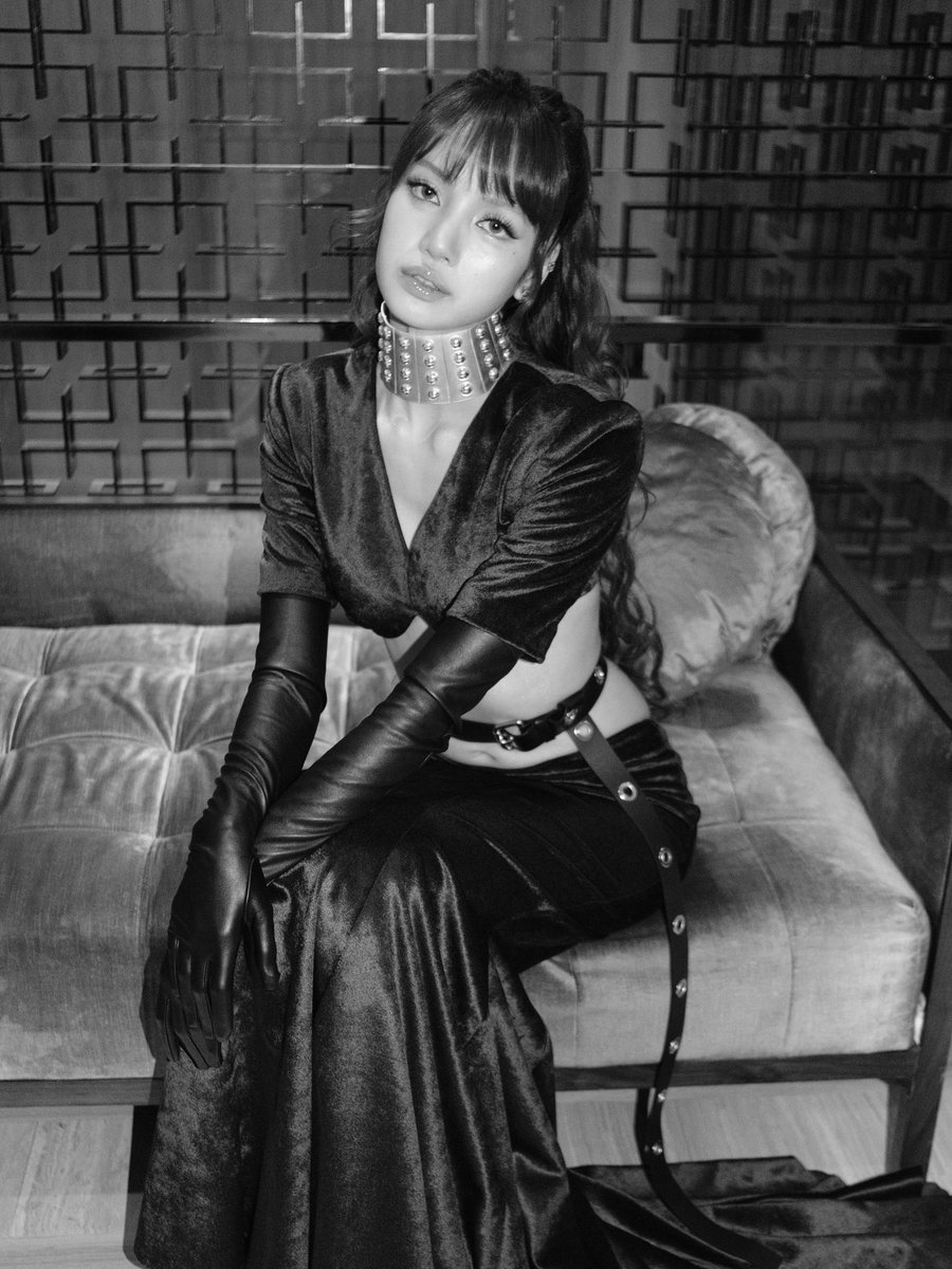 LISANATIONS_'s tweet photo. #LISA’s instagram update 🤎✨ https://t.co/VK0QbOq1vE