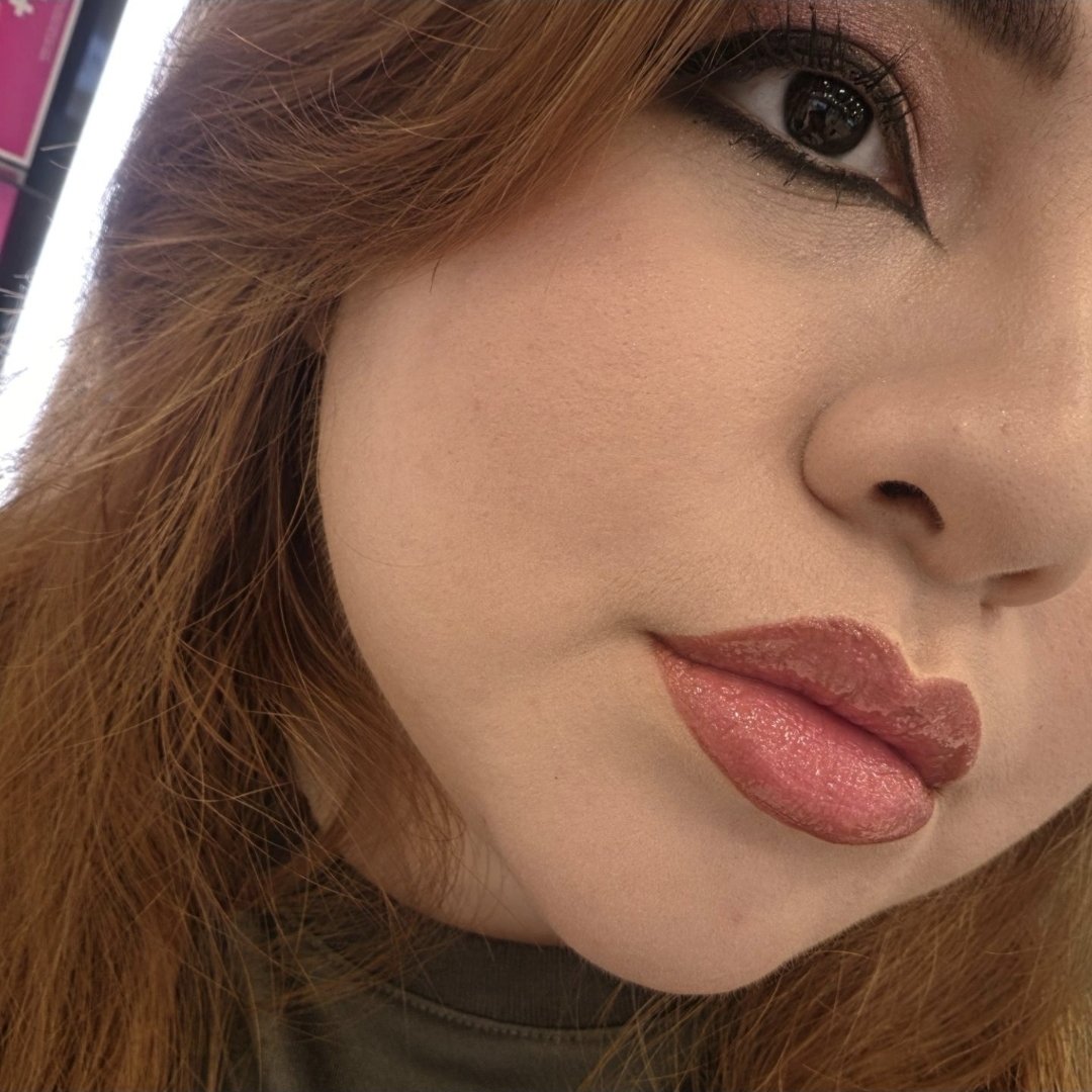 mikaa_smr's tweet photo. 💜✨ UN LOOK QUE CAMBIA COMPLETAMENTE LA MIRADA ✨💜

Esta vez nos fuimos por tonos rosados, mucho delineado y un acabado súper femenino. 🌸✨

Me encanta cómo el maquillaje hace que la mirada sea la protagonista, pero sin perder ese toque elegante y delicado. 💄

Y sí… los labios también tienen su momento. 👀💋

¿Cuál de todos estos looks ha sido su favorito hasta ahora? 💜

🔥 Streams en Twitch
🟣 https://t.co/ZN6zJuzjbo⁠

🔗 Todas mis redes:
https://t.co/eRgr72rbSF⁠

#MikaASMR #MACMakeup #MakeupLook #MakeupInspiration #PinkMakeup