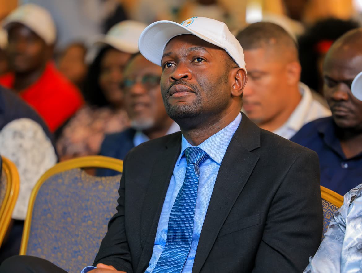 genz___baddie's tweet photo. Today was a wonderful day, and as we wind up, allow me to talk a little about my President

Allow me to tell you, Kenyans, why I vouch for H.E. Edwin Sifuna and why I chose his political camp.

I’ll only mention three qualities, for today, that I believe make him a great leader!

1. COURAGE.
And when I say courage, I don’t mean the courage to stand before a multitude and deliver a speech. I mean the courage to literally stand between bullets and the people. I mean speaking up when the truth demands it, even when it is uncomfortable.

2. ACCOUNTABILITY.
I have watched many politicians speak when blunders happen, when lives are lost and property is destroyed. But very few will stand up and say, “As leaders, we failed you. We are sorry.”
To me, admitting when you have gotten something wrong is not weakness. It is leadership. And Edwin Sifuna embodies that.

3. HUMILITY.
He has never pretended to know everything. He will tell you, “I am not an economist. I am not this, I am not that.” And honestly, there is nothing more dangerous than a leader who thinks they know it all.

Great leaders know how to listen, delegate and bring experts to the table. And what I have heard Sifuna consistently say is that one thing remains non-negotiable: constitutionalism, the rule of law and doing what is right within the confines of our Constitution.

Those are some of the reasons I chose this camp. Not because I believe my President is perfect, but because I believe in the kind of leadership he represents.

Today, we unveiled The Equitable Party (TEP). And this is just the beginning🫵🏽

If you believe in this vision, join us.

Dial *509#
Party Code: 100

Register. Join the movement. Be part of building the Kenya we deserve🇰🇪
#ChamaYaSifuna #RUTOMUSTGO