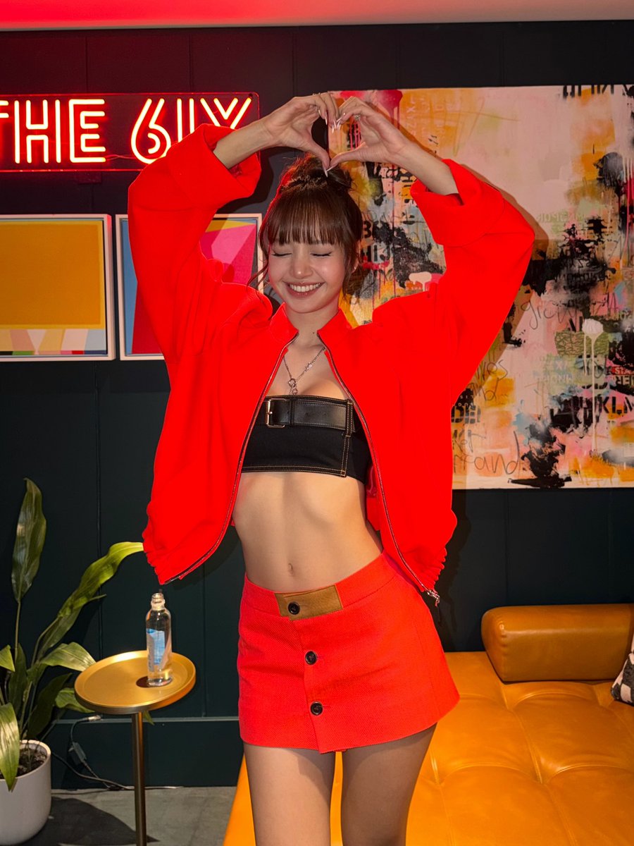 lalaluvlalisa's tweet photo. my favorite girl in the world https://t.co/46Z3Qw39p4