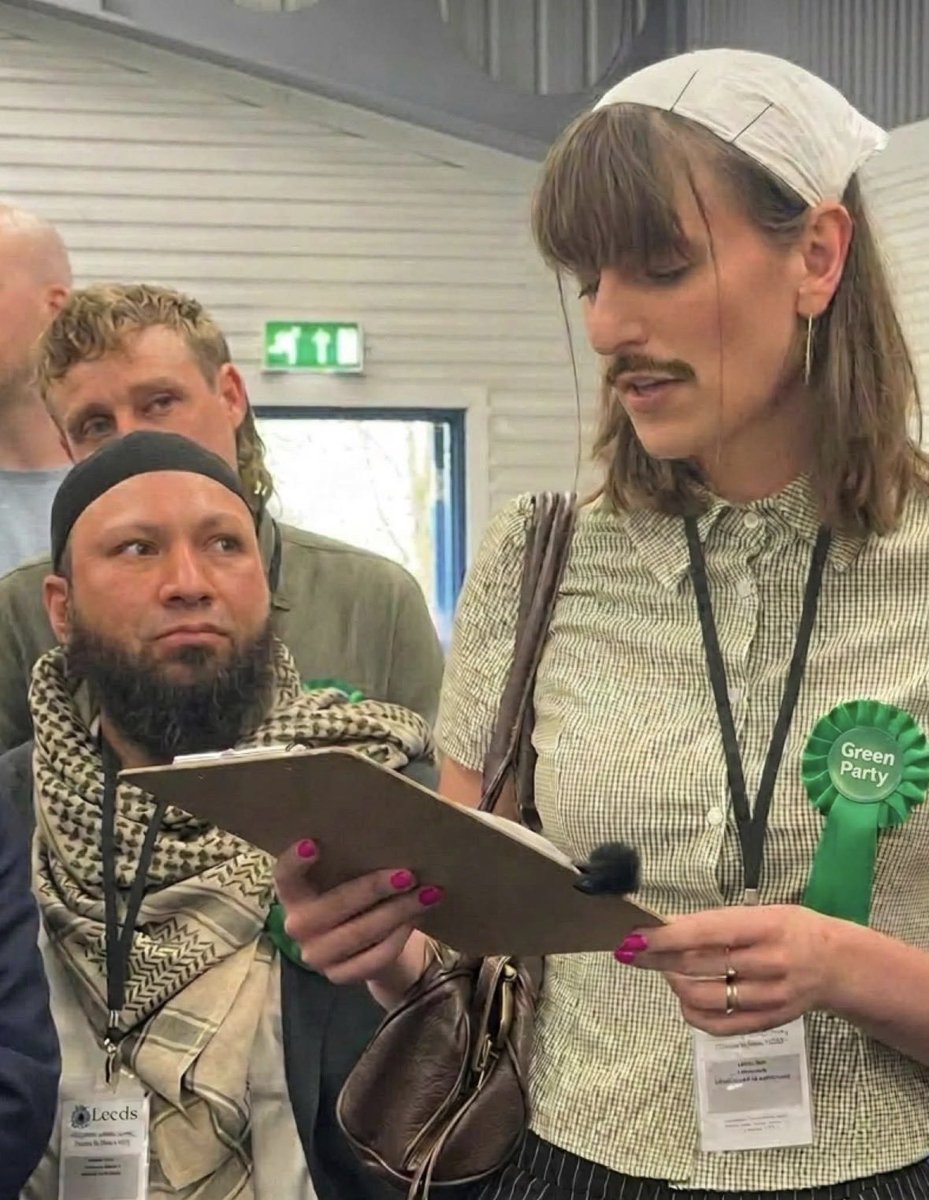 aschapire's tweet photo. Con ustedes, el Green Party británico. Chickens For KFC. https://t.co/6B39fraY3d