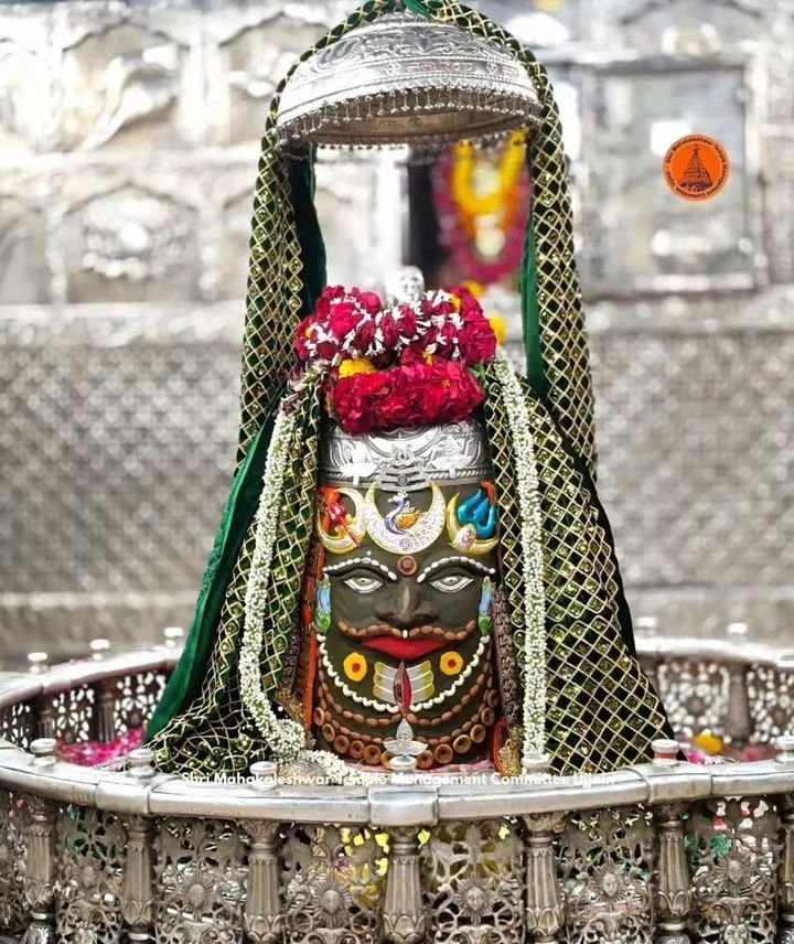 mahakal_darshan's tweet photo. 🙏🌹 *Jai ShreeMahakal*🌹🙏
*श्री महाकालेश्वर ज्योतिर्लिंग का संध्या आरती शृंगार दर्शन*
*04-10-2026 कण-कण में महादेव* https://t.co/89hUz3kqAq