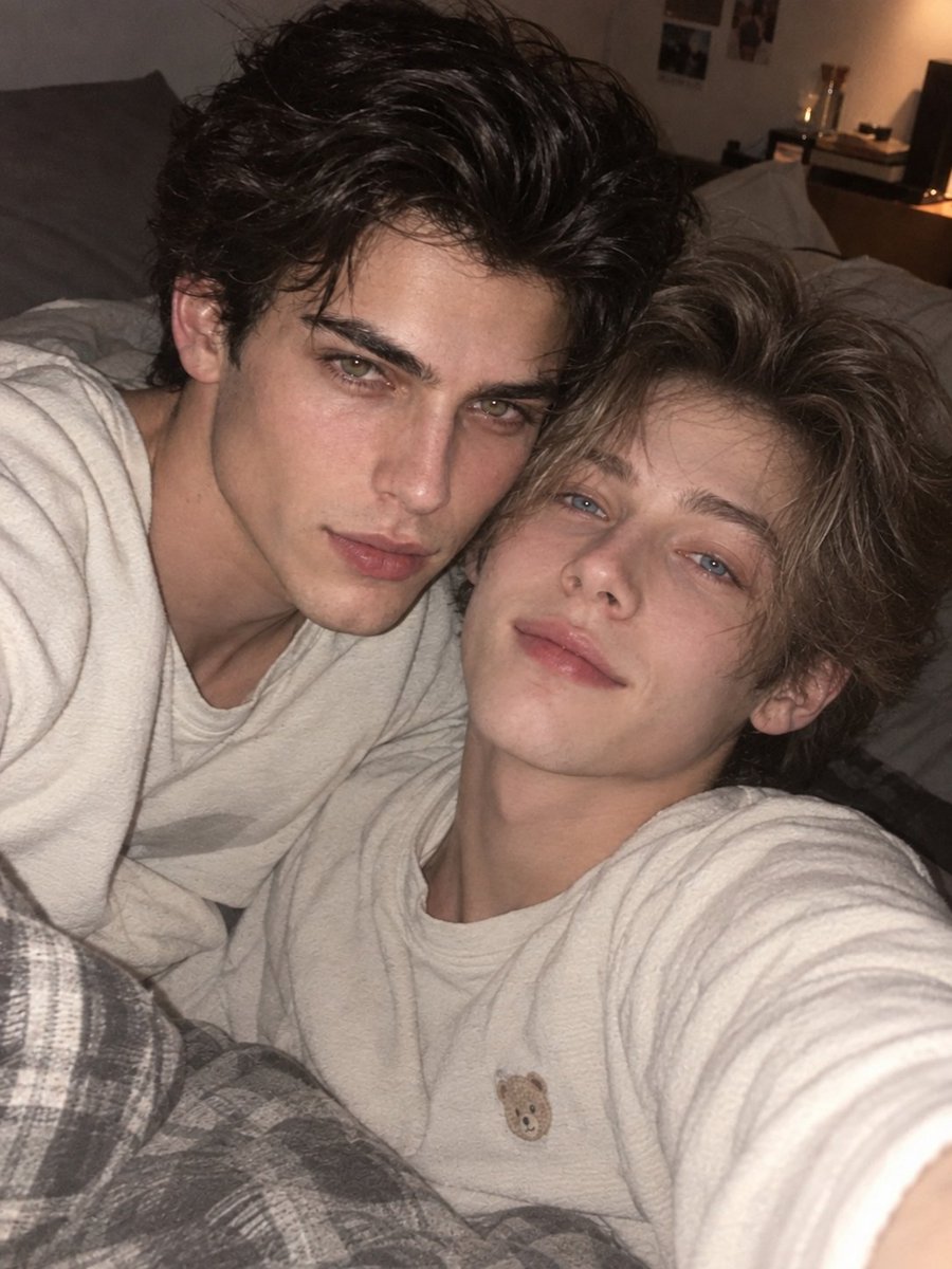 Starrytiti's tweet photo. 📸
Something's definitely about to go down on this bed……❤️‍🔥
#ARhapsodyForTheCrownPrince https://t.co/Zcwwzyfkgy
