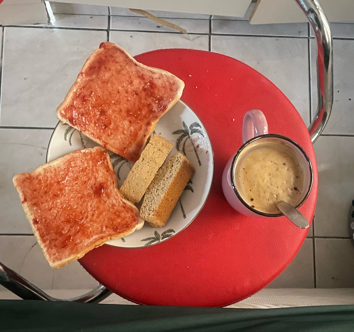 aprettyrat's tweet photo. had this for an early dinner and some pasta beforehand😋 https://t.co/7rTfAifub9