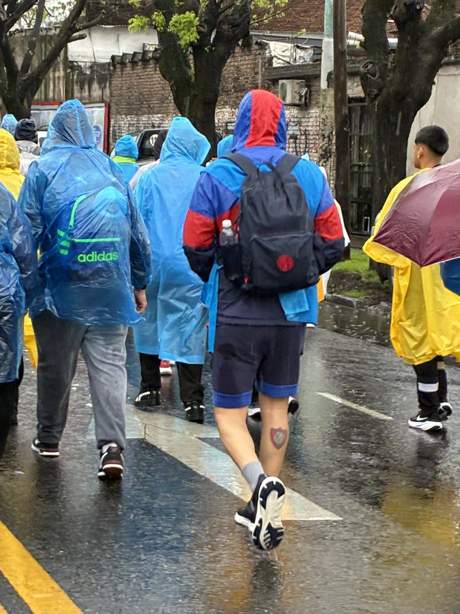 Gauchito_SL's tweet photo. Ayer en la peregrinación a Luján había un tipo que iba caminando así.

Encima el agua en el short le formó una silueta IDÉNTICA a la Copa Libertadores 

Este tipo llegó a Luján después de caminar 60km y se enteró de que su equipo perdió 3-0 contra DyF

Vayan a cagar todos https://t.co/VToVR11bDc
