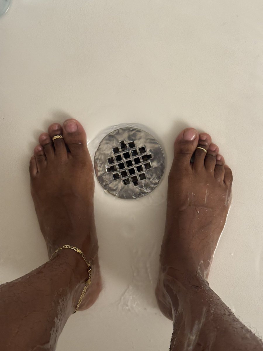 dreamysfeet's tweet photo. #toes and #holes https://t.co/19wihIRKwQ