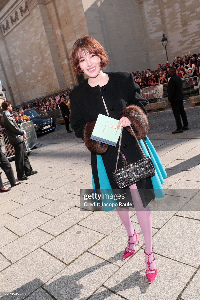 INFINITYENTTH's tweet photo. BOBBY GIRL คนสวยยิ้มละลายใจ ‘ฟรีน สโรชา’  @srchafreen VALENTINO  Brand Ambassador   @valentinoTH @MaisonValentino  ขณะเข้าร่วมชม Maison Valentino Spring/Summer 2027 Fashion Show at Paris Fashion Week 

SAROCHA X VALENTINO PFW SS27

#ValentinoSS27xFreen #ValentinoAntibiblioteca #ValentinoGaravani #srchafreen #PFW