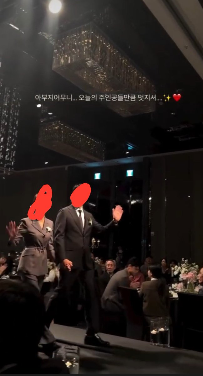 yedgomnyang's tweet photo. Gokil bgt emaknya si haechan, keknya emang sekeluarga demen break the rules 🤣🤣🤣🤣 biasanya ortu cewek mempelai kan pake hanbok ya ini doi pake jas sama celana dong 🤣🤣🤣 goks mantep betul tante https://t.co/4YcZclR2Do