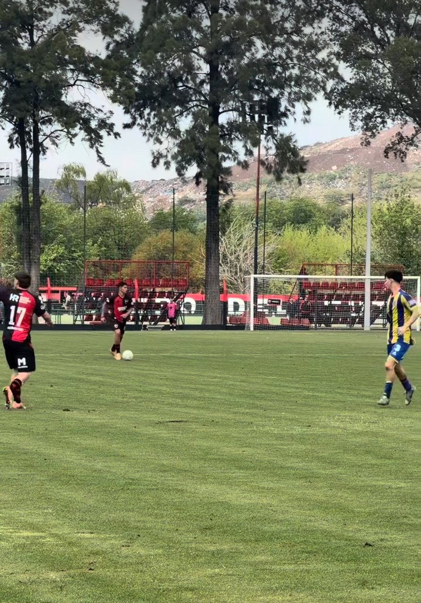 LarrocaGustavo's tweet photo. El rio de fondo en Baigorria / el basural en Bella Vista

Jajajaja que club depresivo, amargo y triste que sos, niubels. 

Con razón perdieron toda la tira de inferiores, si tienen a los pibitos jugando al lado de la basura. Cierren ese antro de una vez y mudense de la ciudad. https://t.co/WwfqerHmb1