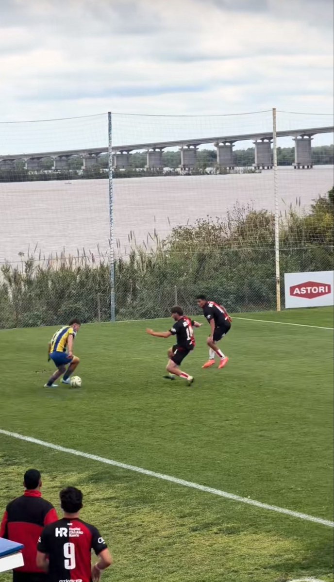 LarrocaGustavo's tweet photo. El rio de fondo en Baigorria / el basural en Bella Vista

Jajajaja que club depresivo, amargo y triste que sos, niubels. 

Con razón perdieron toda la tira de inferiores, si tienen a los pibitos jugando al lado de la basura. Cierren ese antro de una vez y mudense de la ciudad. https://t.co/WwfqerHmb1