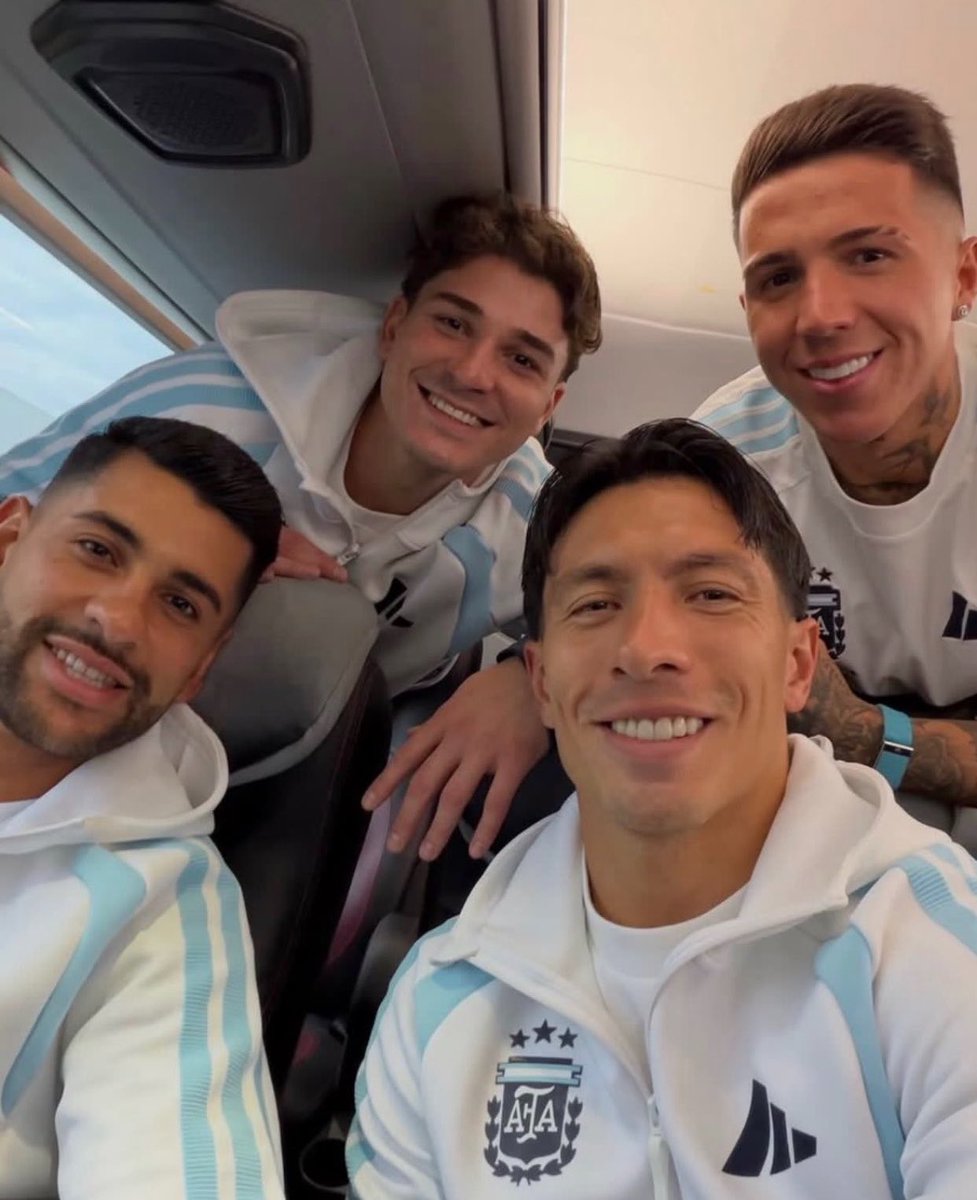 julienzista's tweet photo. no puedo creer que antes eran los más chicos de la selección ahora son de los más grandes😭 EMOCIONA https://t.co/1GdUm5txkq