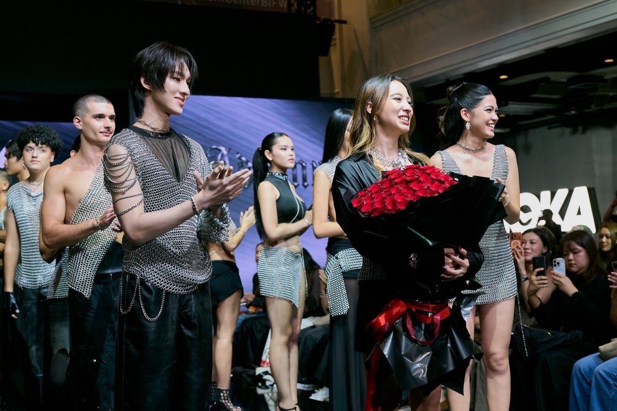 DomundiTV's tweet photo. จบลงไปแล้วสำหรับงาน Siam Center Bangkok International Fashion Week 2026 : Kiera Selbe ✨

ขอขอบคุณ @siam_center และ แบรนด์ “Kiera Selbe” ที่ให้เกียรติ “ก้อง” @kongjiro_ ได้มาร่วมเดินแบบในงานวันนี้นะคะ 🥰

ขอขอบคุณแฟน ๆ ทุกคนที่มาเจอกัน รวมถึงแฟน ๆ ที่ส่งกำลังใจมาก้องด้วยนะคะ 🫶🏻

KONG AT SIAM CENTER BIFW26
#SiamCenterBIFW2026xKONG 
#KieraSelbeRunway2026