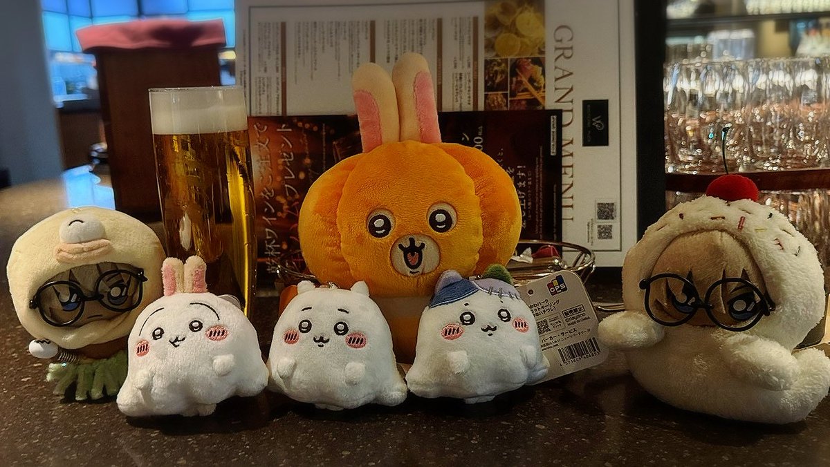 maiko_pocket's tweet photo. 半分あきらめかけてた大炎上中のちいパにゴーちゃんが影武者おじ🥸を連れてお買い物に行って来てくれました😭
売り切れちゃったグッズもあったけど、たくさんの可愛い子をお迎えすることができました👻
土砂降りの中行ってきてくれたゴーちゃんありがとうハロウィンパーティ🎃をウルフギャングにて🍔🍖 https://t.co/VRhq5PkBMJ