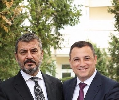 BORSAADALET's tweet photo. Enver Çevik ve Kemal Akkaya #envercevik #kemalakkaya @BullsYatirim @BullsGirisim @lydiaholdingas  @FarukAnalysis @Borsaalp1111 @spkgovtr 🤣🤣🤣@borsaistanbul #bist https://t.co/bjiO92Vdno