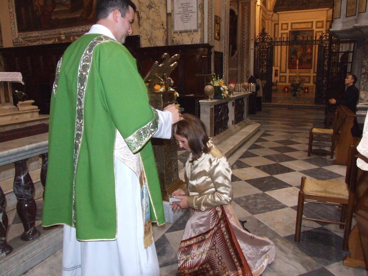 PadreTomasB's tweet photo. Hoy, 4 de Octubre, día de San Francisco de Asís, fui ordenado diácono hace 17 años en el 2009. Mi ordenación sacerdotal fue el 19 de Junio del 2010, pero nunca hay que olvidarse de la ordenación diaconal ya que Cristo, quien es el Sumo y Eterno Sacerdote, nunca dejó de ser diácono. Él mismo dijo claramente: “yo no he venido a ser servido sino a servir”. Diácono significa servidor. Que el Señor nos dé la gracia a todos los sacerdotes y diáconos de ser servidores para la Gloria de Dios y la salvación de las almas. 

   Que San Francisco de Asís interceda ante el Padre Celestial por todos sus servidores en esta tierra. Seamos santos como el Padre Celestial es Santo.

   PD: En esta foto tomada el día de mi ordenación diaconal (4 de Octubre del 2009) estoy dando mi primera bendición, y se la di a mi mamá, quien estuvo presente en ese momento en que el Señor me consagró servidor de la Santa Madre Iglesia.