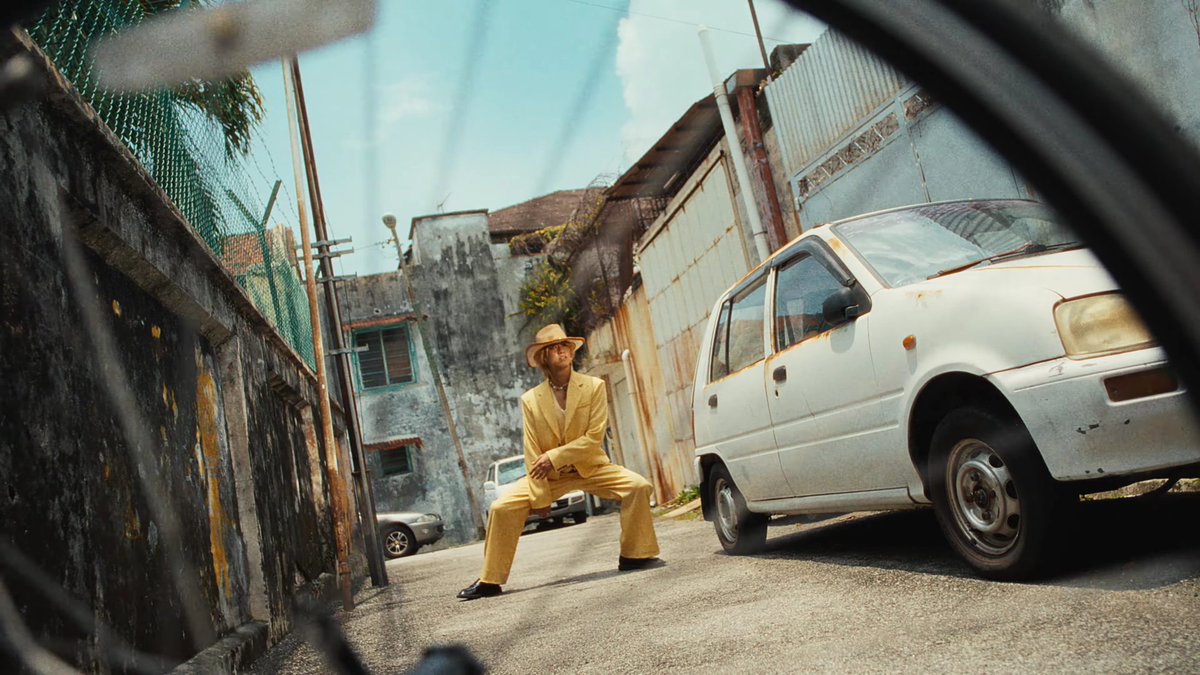 megurofied's tweet photo. KAITO FILMED HIS SWIM MV IN PENANG, MALAYSIA OMG 🇲🇾💛

the MALAYSIAN FLAG!, the kopitiam, the sdn bhd business, the georgetown world heritage incoperated building, our malaysian made perodua kancil and wira

🔗 https://t.co/vXKcS5vUBa

#MAKAKAMI 🥹🇲🇾 https://t.co/9Gnz0lRxPZ